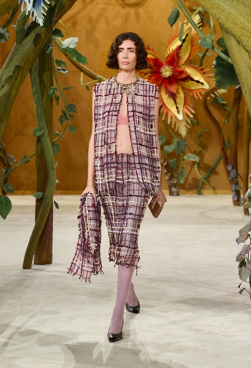 FWMagazine_'s tweet photo. La Alta Costura de Chanel entra en un nuevo capítulo. ✨ Inspirado en los cuentos de hadas y el legado de Gabrielle Chanel, Matthieu Blazy presenta una colección Otoño/Invierno 2026 donde la artesanía y la fantasía se encuentran. #Chanel #FashionWorld #FashionWeekMagazine https://t.co/1Dp6hCXbiy