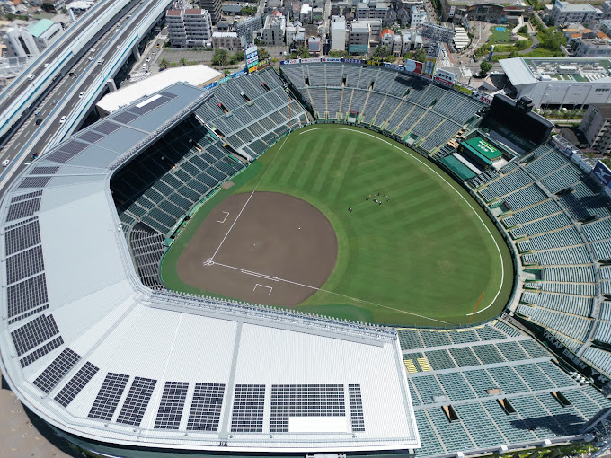 KOUINUI116872's tweet photo. ギたいじさんアホみたいなサイズのギターノブレビューしてるけど甲子園の形をハートのギターで再現してるの完全に天才の所業なんよ・・・ｗ https://t.co/bAOL2bpKRz
