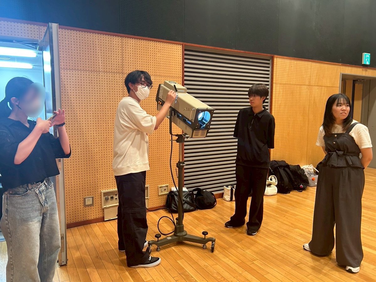 NCU_NORO's tweet photo. 【活動報告📝】
昨日の活動の様子です！
大道具さんが頑張ってます☀️
また、効果講習会に参加してきました！

#劇団鈍
#主人公の棲む会議 https://t.co/rR9g2GV5oO