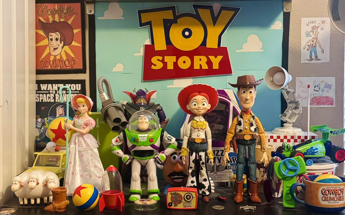 GGalactigal's tweet photo. dedicated toy story shelf https://t.co/JDbLTns1rj