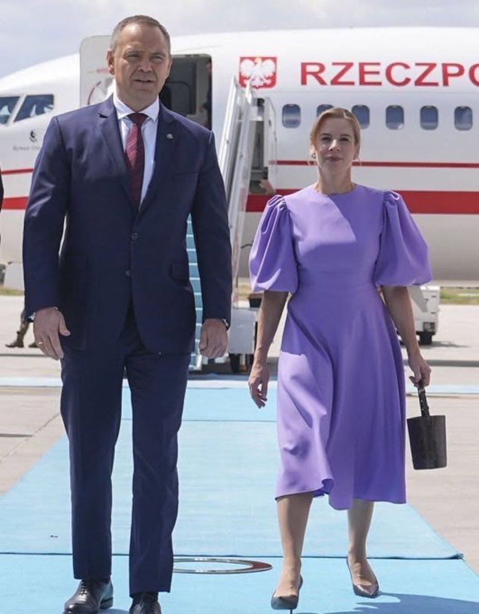 MaciekCluskey's tweet photo. Koszmar każdej Pary Młodej, czyli wbija na wesele wujek Czesiek z ciotką Władzią 🤡🤦🏻‍♂️😝 https://t.co/nac3veMHIf