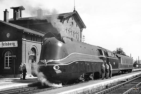 Kominebunzo's tweet photo. 7月18日は1930年代の世界的流行だった流線型機関車のお話もちょっとだけします。「流線型流行は文化的現象だった」等という説もありますが、ホントは違いますよね。でも、カッコいいなぁ。
まだまた空席あり。
神田でお会いしましょう！ https://t.co/vtGToQnJ0j