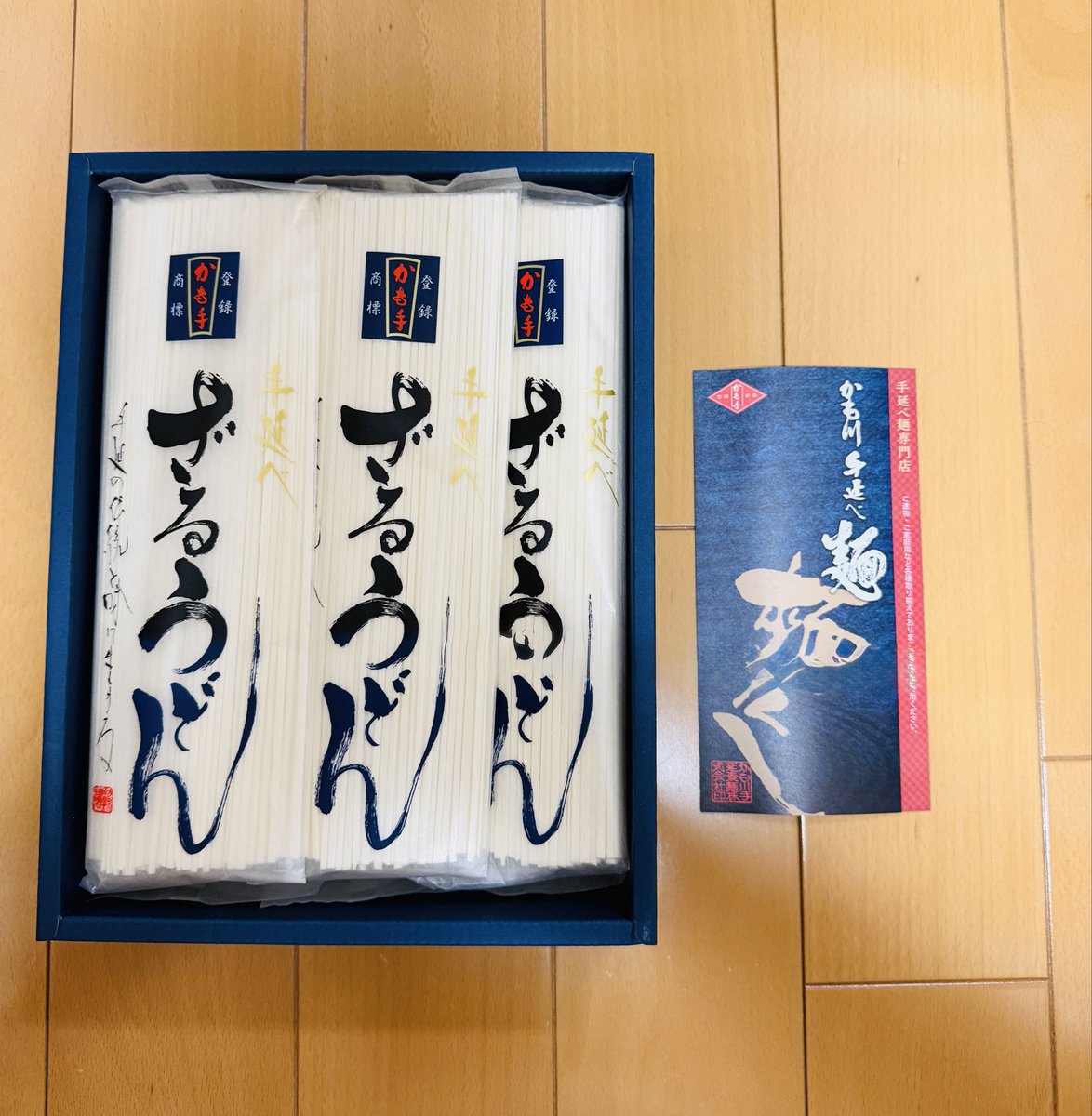 tomomill1's tweet photo. ひろぎんホールディングスから株主優待が到着しました😊毎年楽しみにしている優待の一つで5000円相当のカタログ優待から選ぶことができます。
今年は、かも川の手延べざるうどんを選びました。公式オンラインショップで調べたら商品だけで5000円以上もするみたいで得した気分🥰
#株主優待 https://t.co/ftHZ97IT9S