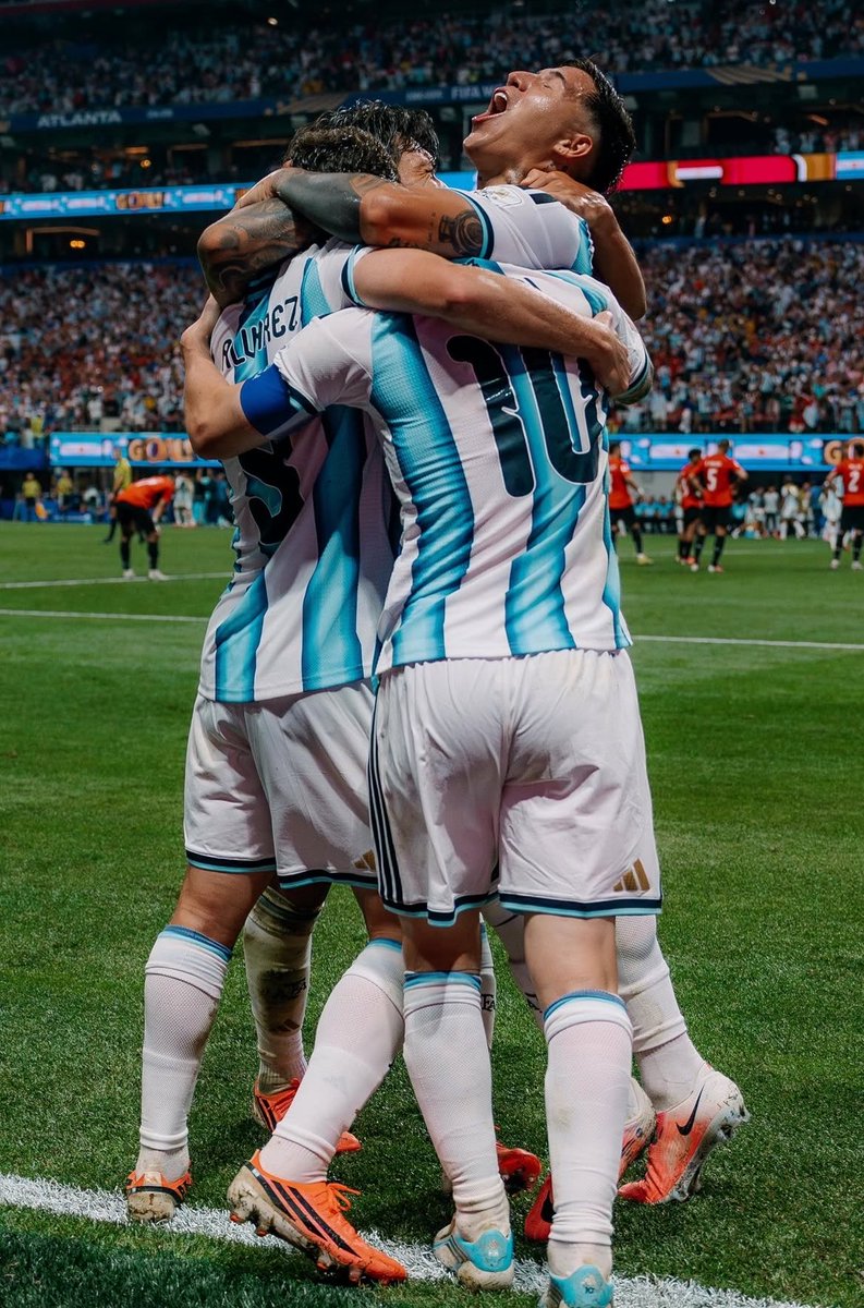 luminx_13's tweet photo. Siempre pegados ellos (no es queja) https://t.co/VkWhTbqWi6