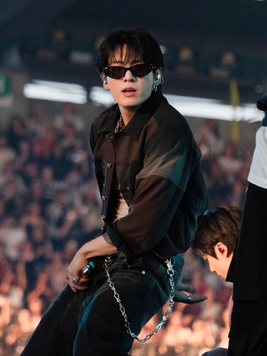 JEONKH_'s tweet photo. this jungkook https://t.co/bsMPhIJk91