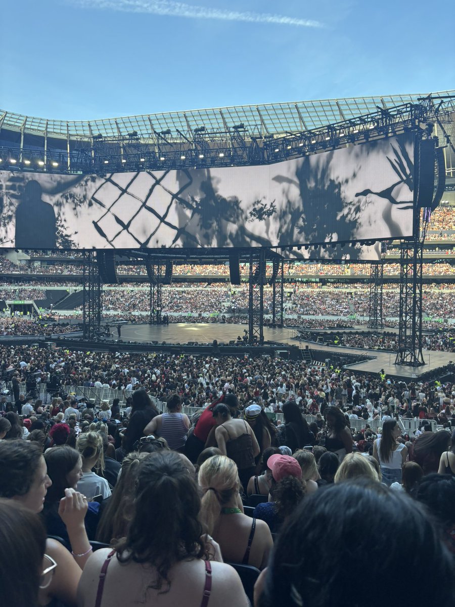 Angel_V_Writes's tweet photo. Tonight was amazing- can’t believe I made it onto the big screen and got more surprise songs I really wanted 😭🥹 https://t.co/2m3CUy9bzm