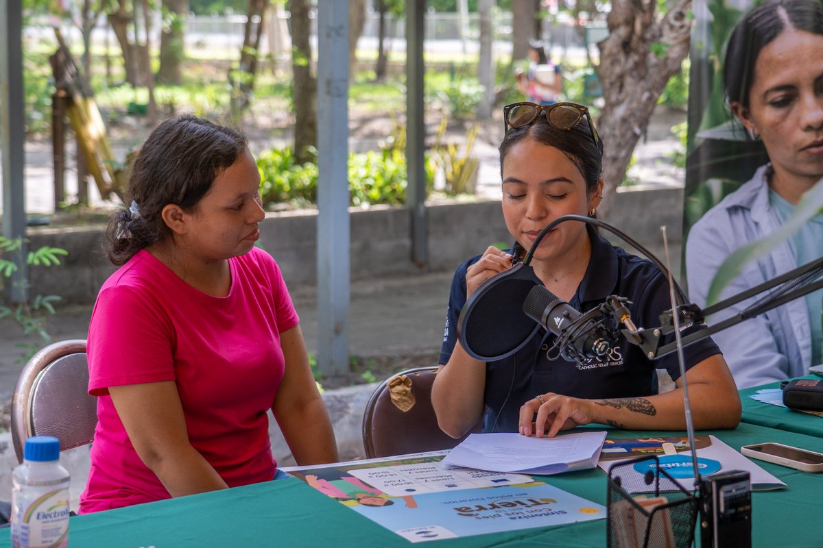 AguaVerdeASA's tweet photo. 🎤🌱 ¡La radio preguntona llegó al Biofest! Entre preguntas y sonrisas, los jóvenes participaron en entrevistas breves para la radio. 
👉 Con esta dinámica acercamos #ConLosPiesEnLaTierra a nuevas voces, mostrando que la radio puede unir, educar y divertir https://t.co/JIJ4xvdwJI