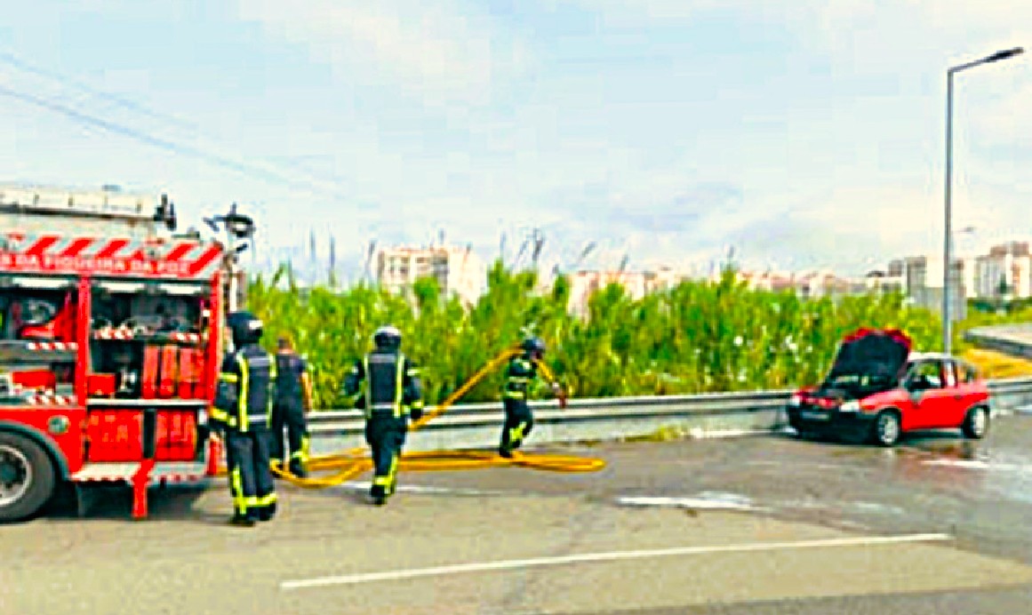 ToniFlorido's tweet photo. O Palhetas na Foz: Bombeiros chamados para incêndio em carro junto à ... https://t.co/hVQYox0qlP https://t.co/XbBNQUdpUA