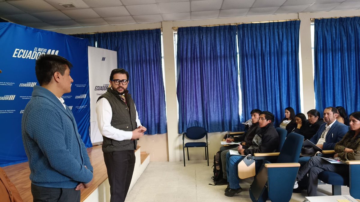 Agricultura_CZ6's tweet photo. #Azuay | Inauguramos la IV Semana de la Innovación para Jóvenes Rurales. Durante cuatro días, jóvenes productores fortalecerán sus conocimientos en riego inteligente y tecnologías aplicadas al agro. Hoy iniciaron las primeras capacitaciones teóricas y prácticas. 🌱 https://t.co/cEU4FkOaXq