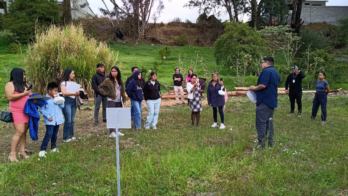Agricultura_CZ6's tweet photo. #Azuay | Inauguramos la IV Semana de la Innovación para Jóvenes Rurales. Durante cuatro días, jóvenes productores fortalecerán sus conocimientos en riego inteligente y tecnologías aplicadas al agro. Hoy iniciaron las primeras capacitaciones teóricas y prácticas. 🌱 https://t.co/cEU4FkOaXq