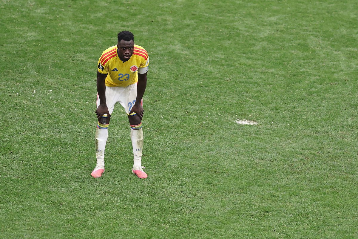 DonShelby_'s tweet photo. Desde que Davinson Sánchez ha ganado el sorteo de quién lanza primero y ha tenido que ir a preguntarle al portero qué debía escoger...

... se sabía que Colombia iba a perder la tanda. No te puedes presentar a ese momento con esas dudas.

Por supuesto, él falló su penalti. https://t.co/R8ktgSJS0V