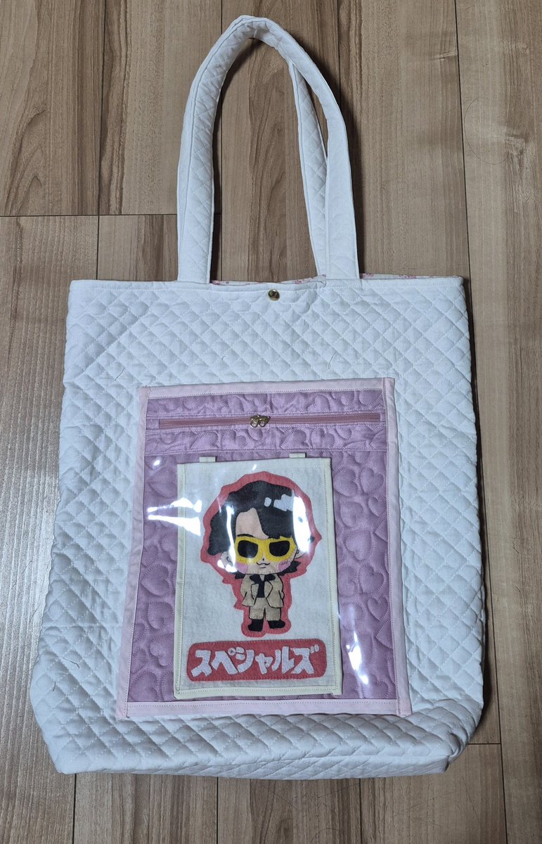 kanak0726's tweet photo. ７月5日に出来てたんだけど、応募したいのがあって時間なくて上げれなかった。
スペシャルズのダイヤ���フェルトで作ったので、それを入れる推し活バック。金具も中に付けてるので、薄いキーホルダーなんかは付けれる。
本当は後付けチャックを付けたかったけど説明が分からず失敗し、ボタンになった。 https://t.co/OdwLSiU9ss