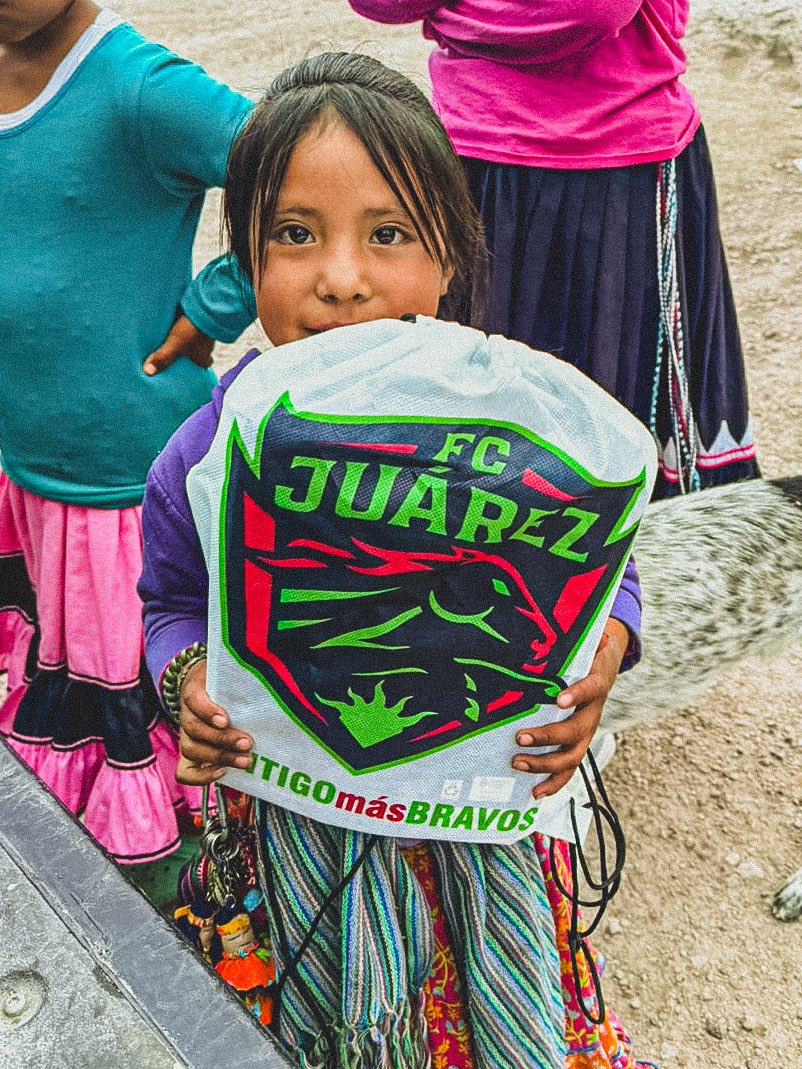 fcjuarezoficial's tweet photo. 📚💚 En Bravos creemos que el futuro también se construye fuera de la cancha.

Como parte de nuestra alianza con Comedor huellas de amor, realizamos la primera entrega oficial de útiles y kits escolares en la comunidad de Panalachi, beneficiando a aproximadamente 80 niñas y niños de comunidades indígenas.

Cada mochila, cada cuaderno y cada lápiz representan una oportunidad para seguir aprendiendo y soñando en grande.

Seguiremos impulsando acciones que generen un impacto positivo en nuestra comunidad, porque juntos somos más fuertes dentro y fuera del terreno de juego. 🟢🐎