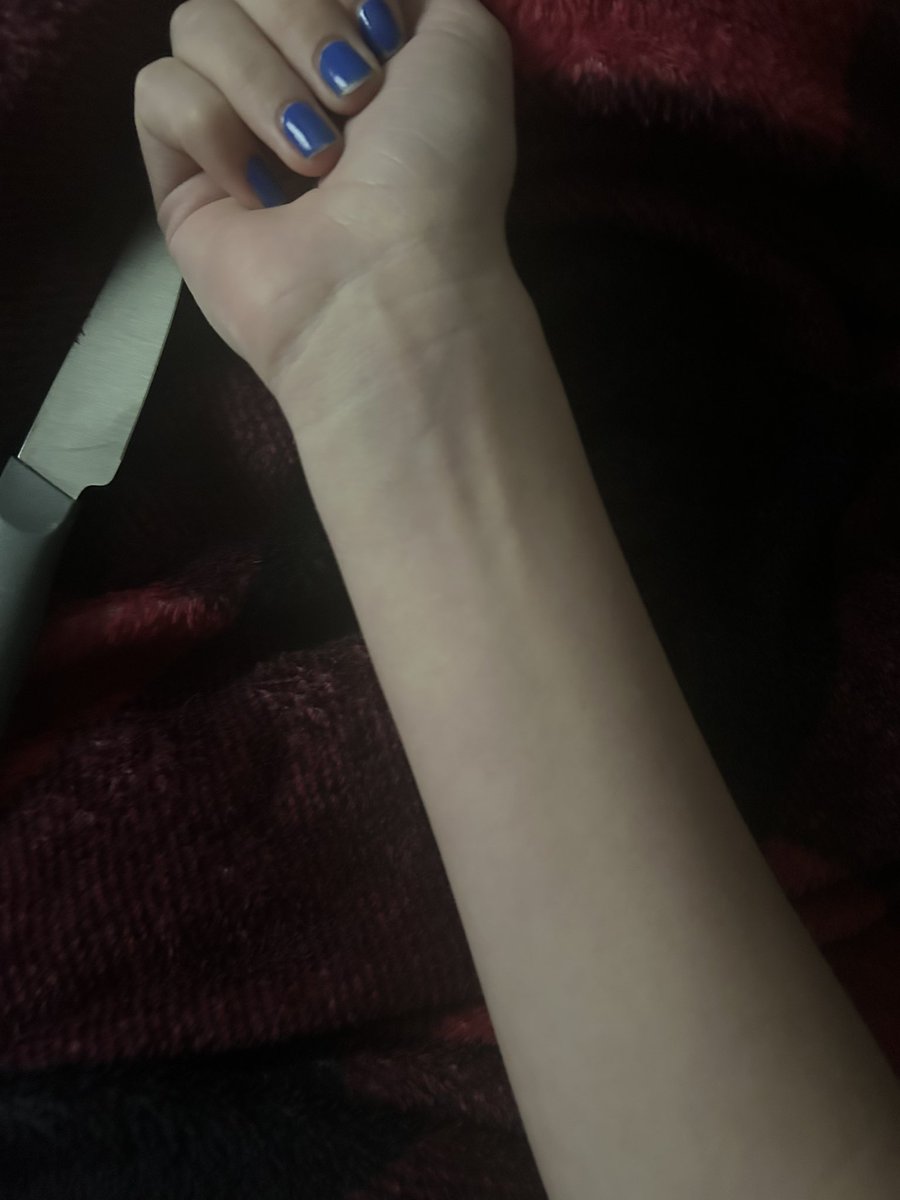 we3_wo0's tweet photo. So pure…perfect to start cutting myself. (Never have, should I start?) #shtwt #knife #sh #blade https://t.co/ophJ8o8HHg