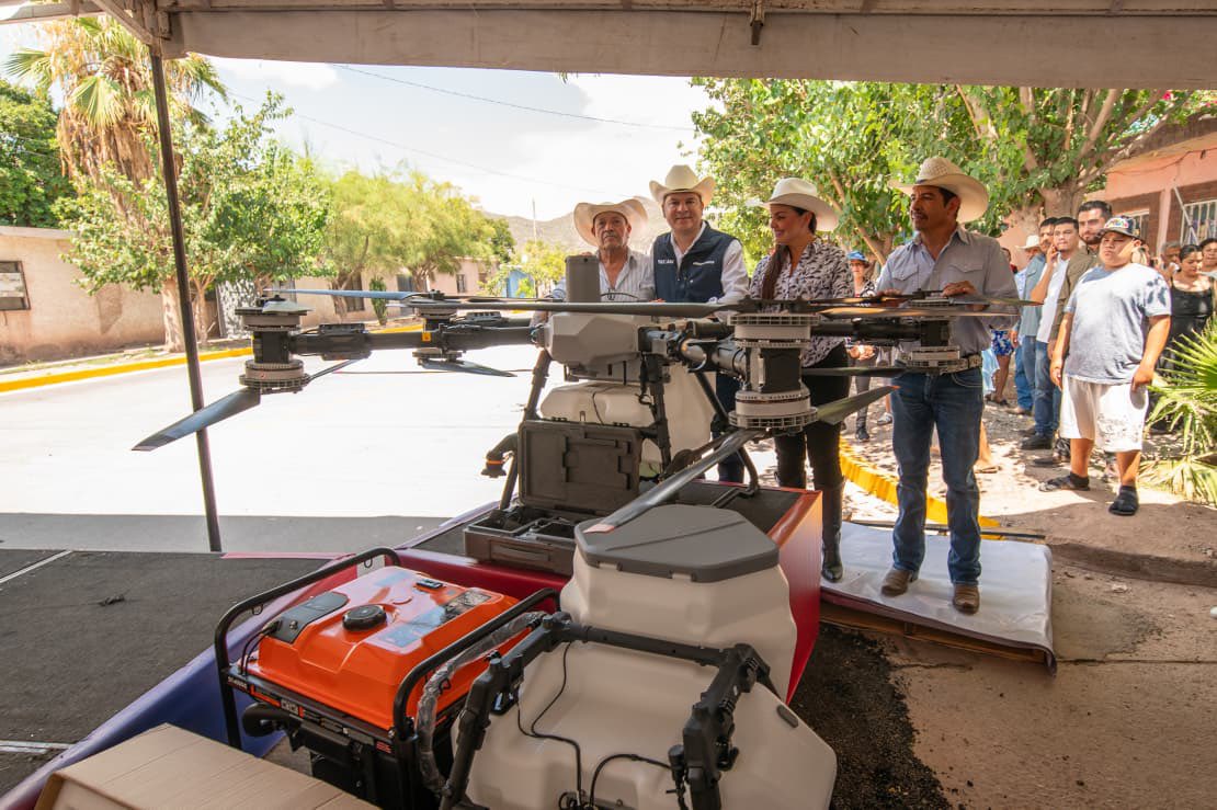 EVillegasV's tweet photo. 🚧🌾🚁 Hoy vinimos a entregar tres acciones que las familias de Villa Juárez nos habían pedido.

✅ La pavimentación de la calle Francisco Zarco.
✅ Semillas de avena para fortalecer al campo.
✅ Un dron agrícola para apoyar a las y los productores.

Junto con la presidenta municipal @SCTorrecillas seguimos escuchando, dando respuesta y llevando resultados a las familias de Lerdo. 🤝