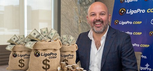 Cabezismo's tweet photo. Sigue nomás llenandote tus bolsillos, mientras varios equipos de tu grandísima Liga Pro, (no solo El Nacional) de a poco se está hiendo  a la mierda.
Solo recuerda que a todo marrano le llega su diciembre
(El Nacional solo te importó cuando te culeabas a la Pxta de la Vallecilla https://t.co/bXx1PnOLiJ