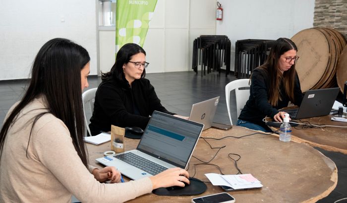 Municipiod's tweet photo. Trámites en tu barrio. 👩‍💻👨‍💻 Nueva instancia de atención descentralizada. 

Más información: https://t.co/KFXMXUixZM

#municipiod #noticiasmunicipiod #barriosmunicipiod #oficinamovil https://t.co/m3gR3PItiF