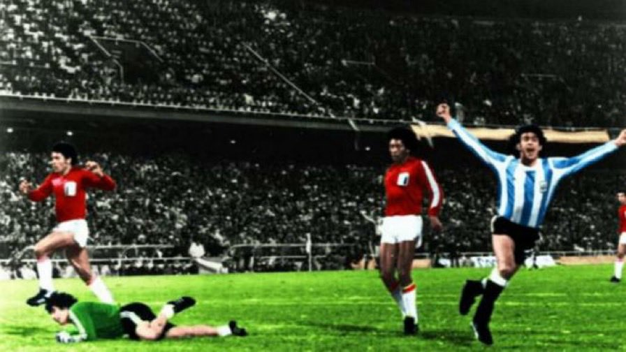 RomanMelej's tweet photo. @pibedale Argentina ganó el Mundial del 78 gracias al terrorismo de Estado en Sudamérica patrocinado por EE. UU. Para poder llegar a la final, 🇦🇷necesitaba una goleada que dejara fuera a Brasil. Kissinger en el vestuario, junto a Videla, y los narcodólares convencieron a🇵🇪para perder 6-0. https://t.co/1pPHKDgiIi