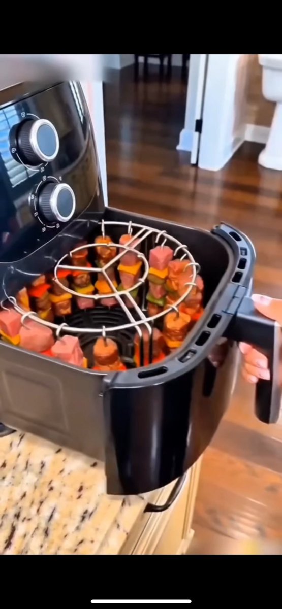 achadosviraisof's tweet photo. Eu sabia que uma hora iam inventar um jeito de fazer churrasco na air fryer 🍖🔔
Agora sim eu consigo comer churrasco todo dia KKKKK. Ô delícia! https://t.co/kPItFGxvWh