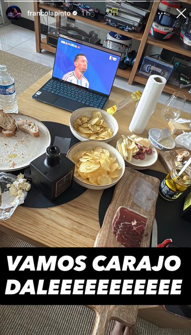 SoyAlpinito's tweet photo. Franquito miraba el partido en una notebook 

Colapinto e' pobre, sigue siendo canon https://t.co/hbqTaPO1XK