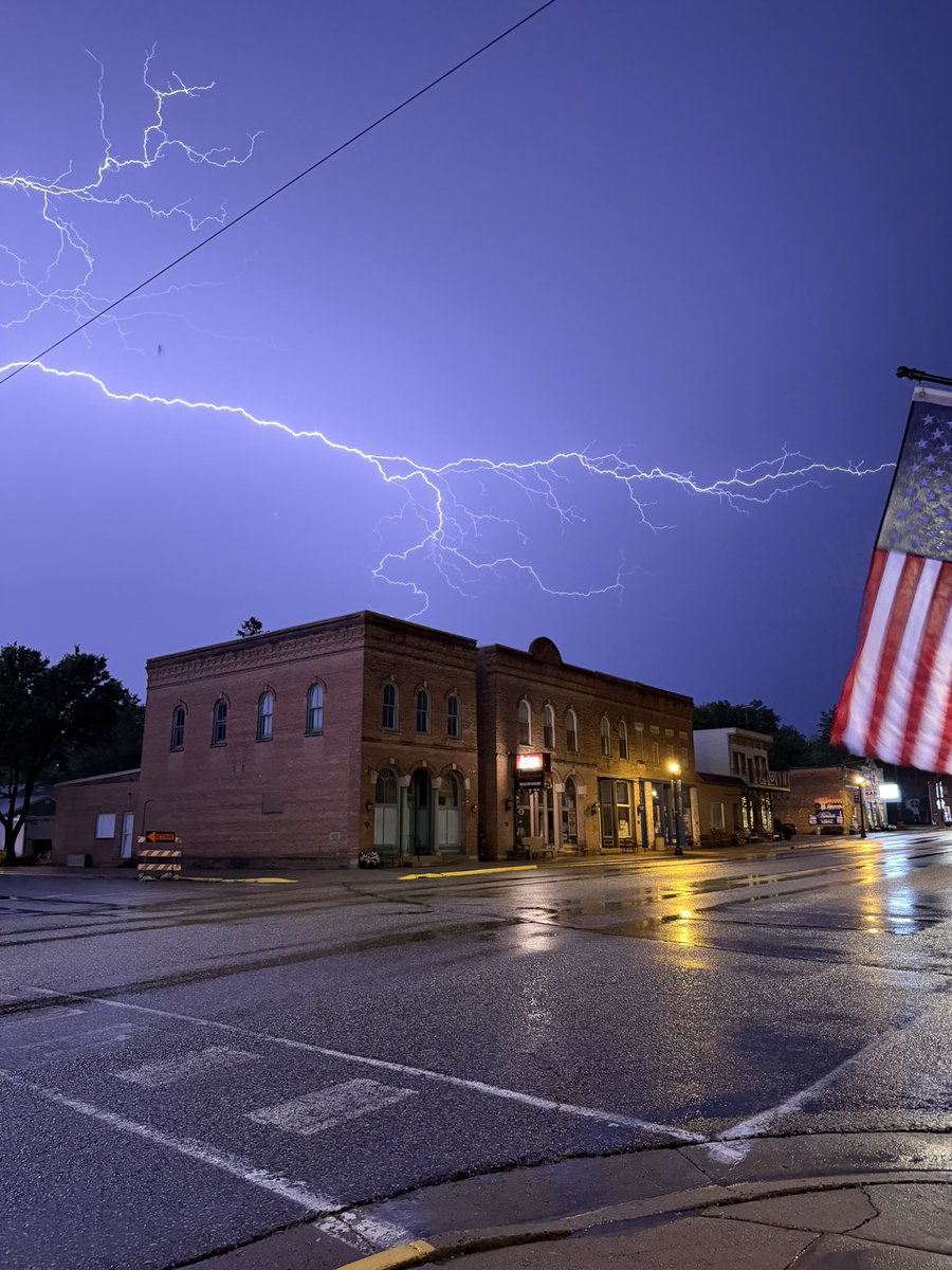 KikiB_93's tweet photo. @NWSTwinCities lightening in Henderson around 2am on 7/7/26 https://t.co/vyxpP90Z1n