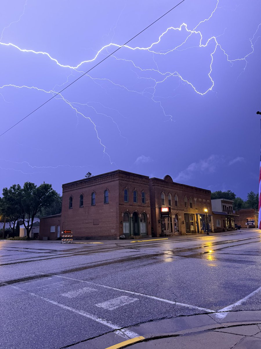 KikiB_93's tweet photo. @NWSTwinCities lightening in Henderson around 2am on 7/7/26 https://t.co/vyxpP90Z1n