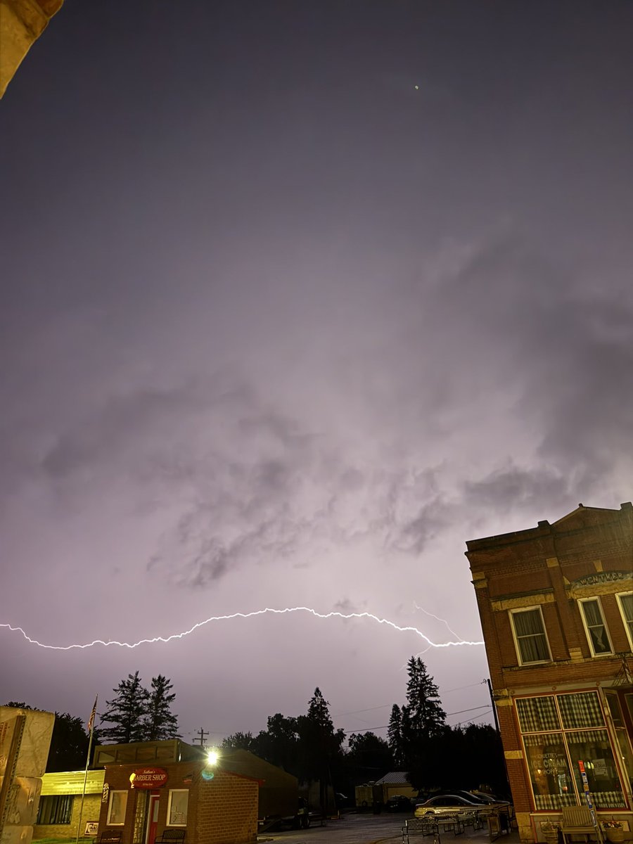 KikiB_93's tweet photo. @NWSTwinCities lightening in Henderson around 2am on 7/7/26 https://t.co/vyxpP90Z1n