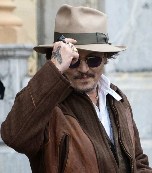 johnnydepp230's tweet photo. JOHNNY DEPP Lovers where are you? https://t.co/xPaBkmaEmA