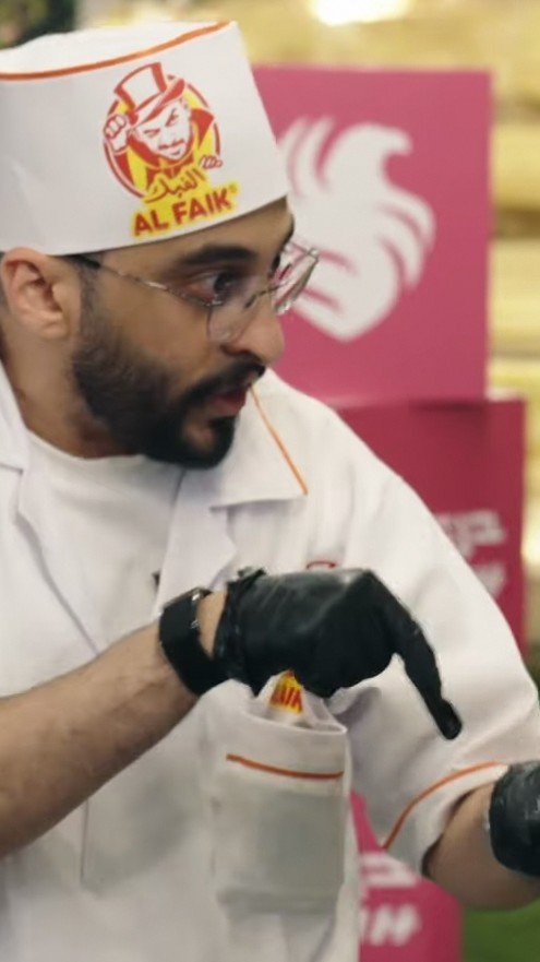 3licr7_'s tweet photo. مطلوب منه يجيب فلوس هو يشتغل برا المحل الطبخ ماله دخل فيه مافي غير الغلط حق الطماط ولا يقعد في المقطع لا يبيع ولا يجمع فلوس ولا حضور في المقطع كذا تكلمت عدد و فوقها يخرب عليه يعني مخلي واحد يشتري ستيك 50 و جاء وخرب عليه البيعه و كم من مره يقول وين العصير ولا احد اعطه العصير عندك الجيب كيف ممتلي فلوس غيره 50 ما جاب و يتمشى في المقطع
صارخ عشان الفلوس لا تروح و يجي عامر يشوف