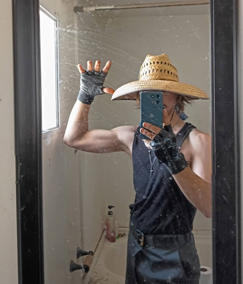 Urincel's tweet photo. how I wiggle my little fingers before reaching for the officer's duty pistol https://t.co/huIou8A7Oi