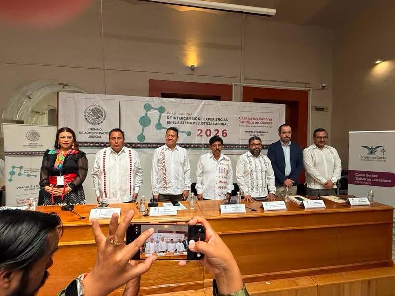 CarlosArteagaTo's tweet photo. ¿Que tenía que hacer la jueza electa Lucero Grisell del jdo 1 en telecomunicaciones en CDMX en un foro laboral en Oaxaca celebrado el viernes y sábado pasado? 

Abandonar la sede es grave supongo pidió licencia a pesar de no ser de su materia el evento sino para jueces laborales. https://t.co/Jr5zUXDMVg