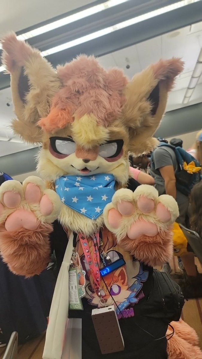 AuburnVulpix's tweet photo. Going to start posting some pictures taken of me in suit during #anthrocon this year https://t.co/QUjdLfZbMb