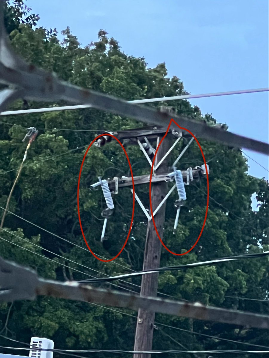 manuelenrike's tweet photo. .@lumaenergypr Sin servicio en la Urb. Jardines Metropolitanos debido a que se dispararon dos conectores en la Calle Galileo esquina Calle Gutenberg. La última vez que eso pasó estuvimos varios días sin servicio por ser un “bolsillo”. https://t.co/u6aG391MUB