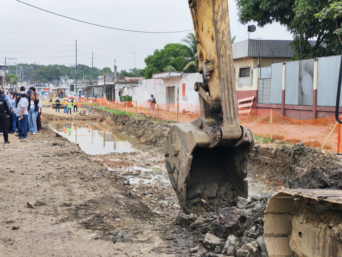 Ana_FuentesC's tweet photo. Transformando Pascuales con obras integrales! 🚧

Junto a la alcaldesa (s) Tatiana Coronel, recorrimos la obra de AA. SS y pluvial; con calles, aceras, bordillos y arbolado. Esta es la visión de nuestro alcalde @aquilesalvarez , mejorar la calidad de vida de los guayaquileños. 🚜 https://t.co/NJyjvRg3wk