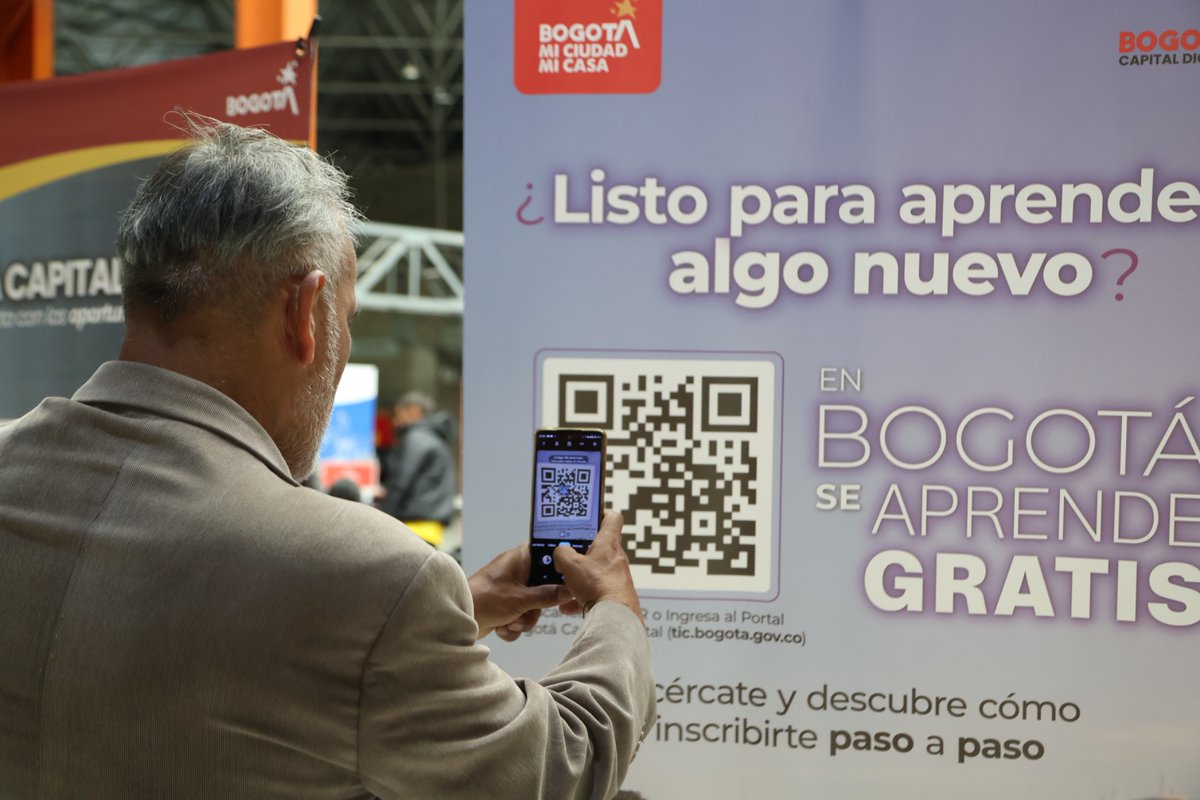 ConsejeriaTIC's tweet photo. 📣Hoy hablamos con los visitantes del #SuperCADE Américas sobre las oportunidades en el ecosistema digital 🚀
Acompañamos procesos de inscripción gratuita a cursos de formación TIC en el portal #BogotáCapitalDigital💻 e invitamos a conocer la información de @Bogota a través de #Chatico, nuestro agente virtual🤖.
¡Porque #AquíSíPasa! 🤖