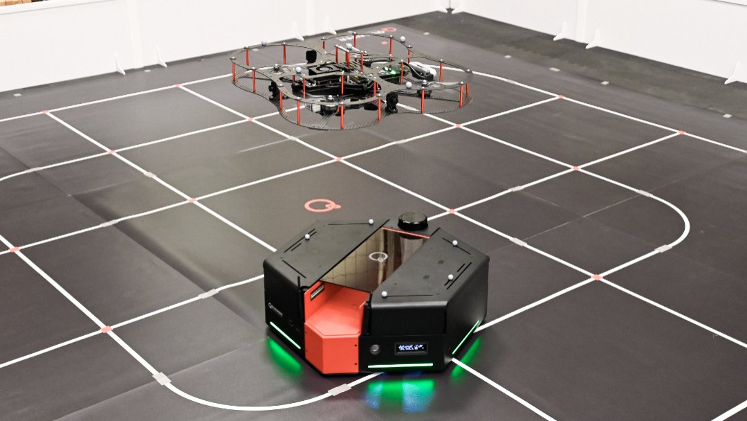 lyleengineering's tweet photo. The future of engineering is hands-on. 🤖

SMU Lyle has unveiled new Quanser-powered AI and autonomous systems labs where students gain experience with robotics, drones, autonomous vehicles, digital twins and more.

Read more: https://t.co/n17CekeHRt https://t.co/l58qVJoe2i