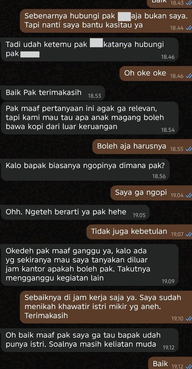 txtharihariWNI's tweet photo. Guys, ada seorang istri yang cerita habis nemuin percakapan antara suaminya sama anak magang di kantornya. Mereka ini baru aja nikah, jadi wajar kalau dia jadi kepikiran pas baca isi chatnya.

Awalnya emang cuma obrolan kerjaan biasa, tapi lama lama anak magang itu mulai kirim pesan yang sifatnya pribadi dan nanya nanya hal di luar urusan kerjaan. Ngerasa ada yang janggal, si istri jadi mikir apa obrolan kayak gitu masih wajar atau udah kelewat batas.

Untungnya suaminya tetep jaga jarak dan bales secara profesional aja, bahkan dengan jelas bilang kalau dirinya udah punya istri, jadi nggak ada ruang buat obrolan yang ngarah ke hal pribadi.

Menurut kalian, chat kayak gitu masih dalam batas wajar antara anak magang dan rekan kerja yang udah menikah, atau udah kelewatan?