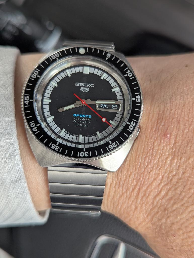 mcr1224's tweet photo. 今日は、SEIKO5 SPORTS SBSA223で行きます。時計から元気をもらいます。 https://t.co/ZEqoqSXly3