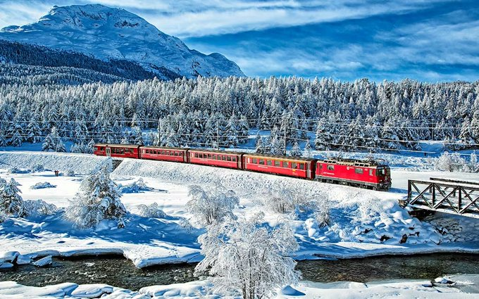 harrylpg's tweet photo. 🇨🇭Proxima parada SUIZA:
🤔Hay 2 cosas que amo de Suiza sin contar a Roger.
🍫El chocolate, Lind. El Toblerone ya no me gusta porque cuando los clientes me traían regalos, comí tantos que dejó de gustarme.

🚈Pero lo que mas me gusta ,es unos de los trenes mas lindos del mundo: El BERNINA EXPRESS:

🎟️Se puede comprar solo el pasaje o una excursión completa, generalmente saliendo desde Milán.
🤔Es mucho más que un tren entre Suiza e Italia, es un viaje de unas 4 horas atravesando paisajes únicos, en cualquier época del año.
✍️La ruta más popular es de Tirano a St. Moritz, tarda 2 horas.  Pero el famoso Viaducto de Landwasser está en el recorrido completo, que dura 4 horas y llega a Chur.

🟢 Ok, Harry, ¿pero a cual me subo?
🌟Tren Panorámico: ventanales enormes hasta el techo, no se pueden abrir, pero la vista es espectacular. Es el que viste en miles de fotos y videos. 
🌟 Tren rojo regional: el que usa la gente local. No tiene reserva de asiento y podés subir y bajar las veces que quieras por el mismo precio. Las ventanas son más chicas, pero se abren por completo.

🎟️Costos aproximados: 
🌟Panorámico: desde u$s 140 ida y vuelta 
🌟Tip importante: si querés el Panorámico, comprá con mucha anticipación. 

✍️⬇️¿Alguno lo hizo?