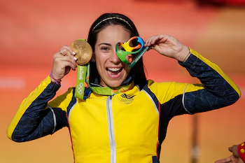 WiniSports's tweet photo. 🇨🇴 COLÔMBIA NAS OLIMPÍADAS

Eliminada da Copa do Mundo, a Colômbia vem evoluindo bastante nos Jogos Olímpicos.

🏅 O país soma 38 medalhas olímpicas: 5 ouros, 16 pratas e 17 bronzes.

🏋️ O levantamento de peso é a modalidade mais vitoriosa da Colômbia, com 11 medalhas, sendo 2 ouros.

🏆 A melhor campanha olímpica da Colômbia em ouros foi no Rio 2016, com 3 títulos e 8 pódios. Já a edição com mais medalhas foi Londres 2012, com 9 pódios.

📈 Das 38 medalhas da história colombiana, 32 foram conquistadas desde Sydney 2000, mostrando a evolução do esporte olímpico do país neste século.

🚴 Mariana Pajón é a única bicampeã olímpica da história da Colômbia. Ela conquistou o ouro no BMX Racing em Londres 2012 e Rio 2016, além da prata em Tóquio 2020.
