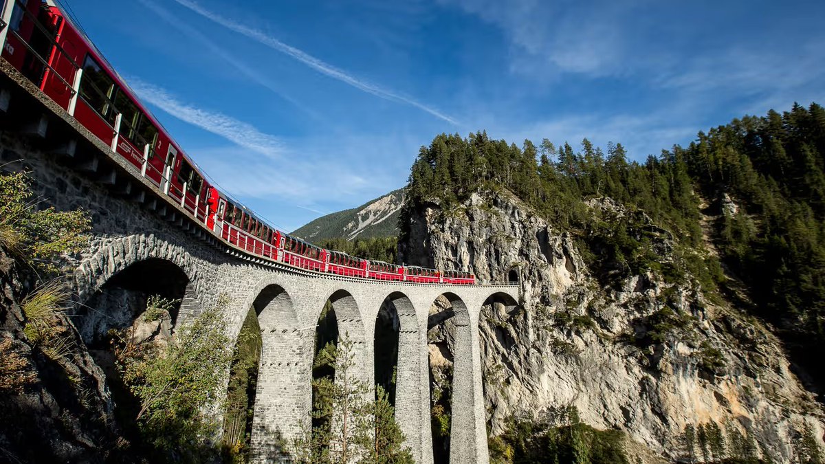 harrylpg's tweet photo. 🇨🇭Proxima parada SUIZA:
🤔Hay 2 cosas que amo de Suiza sin contar a Roger.
🍫El chocolate, Lind. El Toblerone ya no me gusta porque cuando los clientes me traían regalos, comí tantos que dejó de gustarme.

🚈Pero lo que mas me gusta ,es unos de los trenes mas lindos del mundo: El BERNINA EXPRESS:

🎟️Se puede comprar solo el pasaje o una excursión completa, generalmente saliendo desde Milán.
🤔Es mucho más que un tren entre Suiza e Italia, es un viaje de unas 4 horas atravesando paisajes únicos, en cualquier época del año.
✍️La ruta más popular es de Tirano a St. Moritz, tarda 2 horas.  Pero el famoso Viaducto de Landwasser está en el recorrido completo, que dura 4 horas y llega a Chur.

🟢 Ok, Harry, ¿pero a cual me subo?
🌟Tren Panorámico: ventanales enormes hasta el techo, no se pueden abrir, pero la vista es espectacular. Es el que viste en miles de fotos y videos. 
🌟 Tren rojo regional: el que usa la gente local. No tiene reserva de asiento y podés subir y bajar las veces que quieras por el mismo precio. Las ventanas son más chicas, pero se abren por completo.

🎟️Costos aproximados: 
🌟Panorámico: desde u$s 140 ida y vuelta 
🌟Tip importante: si querés el Panorámico, comprá con mucha anticipación. 

✍️⬇️¿Alguno lo hizo?