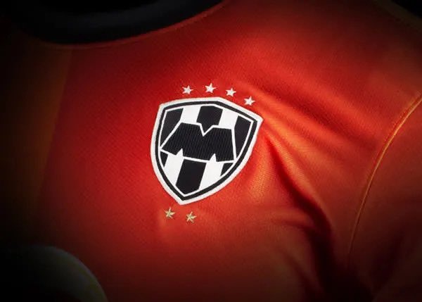 EydrianM09's tweet photo. Nike JAMÁS tocó el escudo. Siempre BORDADO, jamás con estrellas que se despegaban, jamás con relieves horribles de plástico 

#FueraPuma
#RayadosConNike https://t.co/nQU1Pp1beD