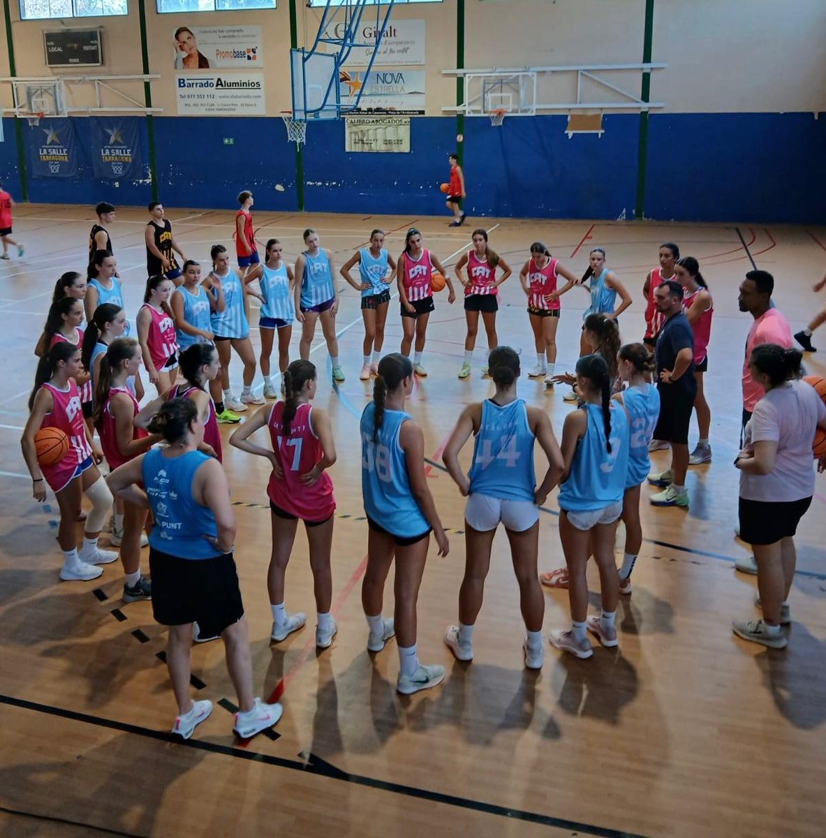 FCBQtecnic's tweet photo. CAMPUS |🏀A Tarragona el campus de Seleccions-1 U15 va com un coet, dins i fora de la pista. Només cal mirar les cares de les i els joves. A seguir gaudint!
@TGNAjuntament https://t.co/kkkfi18Fi1