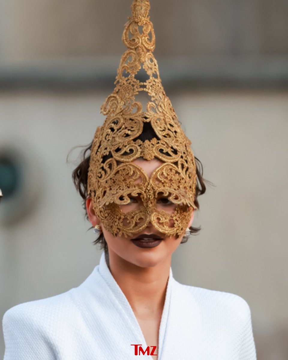TMZ's tweet photo. Zendaya just showed up to the "Odyssey" premiere in Paris, making a fashion statement ⭐ https://t.co/yiJ9qlI2Rb https://t.co/C7DPY3jmlM