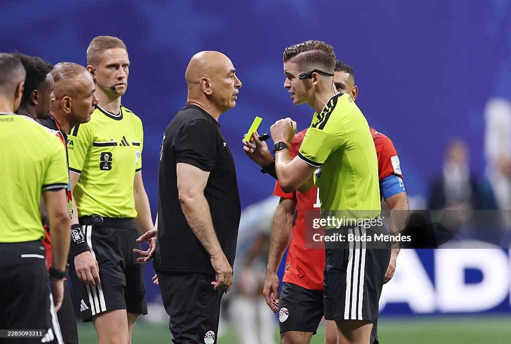 ainurohman's tweet photo. Yang jelas, publik sepak bola Indonesia akan sulit sekali  melupakan nama dan wajah wasit ini: Francois Letexier dari Prancis. Tadi, wasit ini juga yg memimpin Mesir vs Argentina dgn kontroversial.

Letexier tampil dgn buruk, tidak kompeten, dan melakukan kesalahan2 fatal dlm playoff Olimpiade 2024 antara Indonesia vs Guinea di Clairefontaine, Prancis, 9 Mei 2024. 

✅Letexier menganggap Witan Sulaeman melanggar pemain Guinea Algassime Bah. Padahal dlm tayangan ulang, Bah dilanggar di luar kotak penalti. Guinea mengonversi hadiah penalti itu menjadi gol.

✅Letexier menganggap bek Indonesia Alfreanda Dewangga melakukan pelanggaran di kotak penalti kpd Bah. Padahal Dewangga terlihat lebih dulu menyentuh bola. Teklingnya bersih. Guinea dapat penalti kedua, tapi gagal mencetak gol.

✅Letexier mengusir pelatih Indonesia Shin Tae-yong yg protes keras karena penalti aneh itu. Pasca pertandingan, Shin Tae-yong menuding wasit melakukan kecurangan.