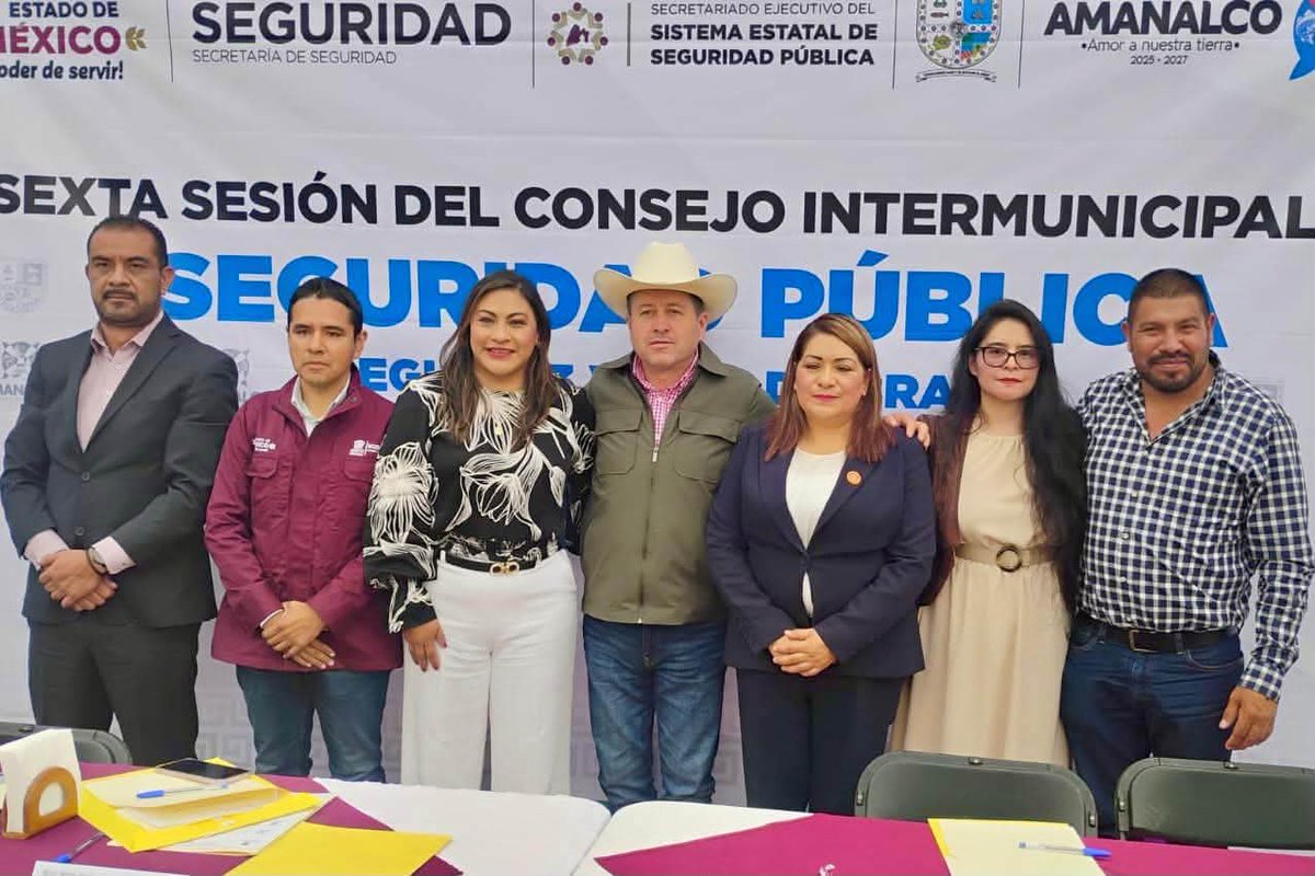 SecretariadoGEM's tweet photo. Se llevó a cabo la Sexta Sesión Ordinaria del Consejo Intermunicipal de Seguridad Pública de la Región 13 Valle de Bravo, con la participación de las autoridades que integran este órgano de coordinación regional.

Durante la sesión se abordaron temas estratégicos para el fortalecimiento de la seguridad pública, entre ellos la profesionalización policial, el seguimiento a las Evaluaciones de Control y Confianza, la inscripción en la LOC-139, el registro de huella balística y datos biométricos, el análisis regional de la incidencia delictiva, los resultados en el combate al robo de vehículos y transporte, el reporte de quejas a servidores públicos municipales por parte de la Comisión de Derechos Humanos del Estado de México, así como los informes de actividades de las Direcciones de Seguridad Pública y Secretarías Técnicas de Amanalco, Donato Guerra e Ixtapan del Oro.