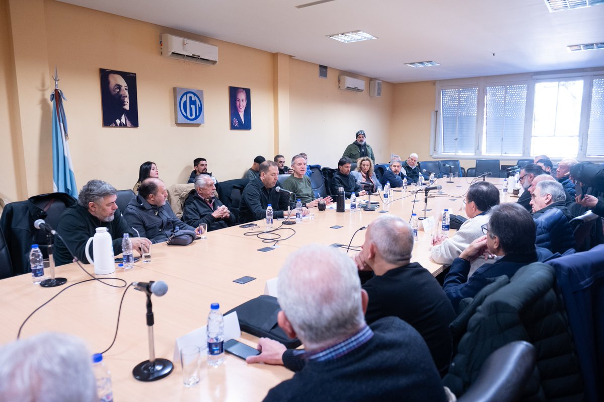 CATToficialok's tweet photo. Reunión de la @cgtoficialra junto a las confederaciones gremiales, la CESIRA, las dos CTA y la UTEP para coordinar un plan de acción conjunto

Se llevó adelante una reunión convocada por la CGT, con la participación de las distintas confederaciones gremiales... https://t.co/0sdg3SbTM2