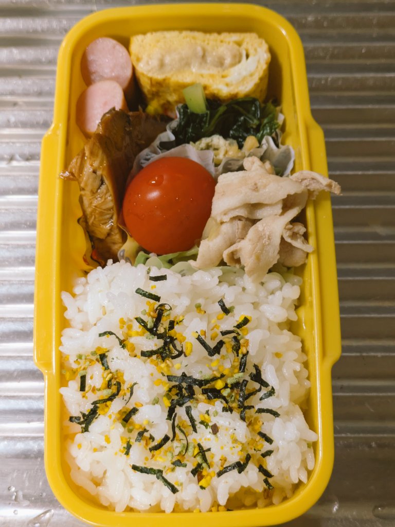 69fish1paco's tweet photo. おはようございます☀

今日は
ブリの照り煮
小松菜と油揚げの煮物
豚バラとキャベツの味噌󠄀煮
ウインナー
ミニトマト
玉子焼きはツナマヨを巻きました

煮物が多い…今日も1日ガンバロー✊ https://t.co/ot4lvNBF6B