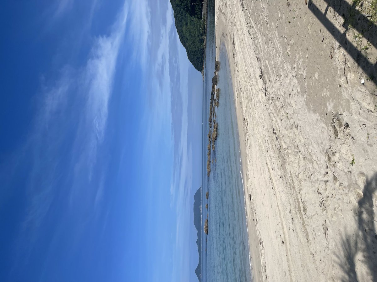 reo4467's tweet photo. 福岡に戻ってきて、住み込みで海の家で働いてるけど、山に囲まれてて電波入らんのキツすぎる💦
毎日海気が狂いそうww https://t.co/vAuaBwEgpY