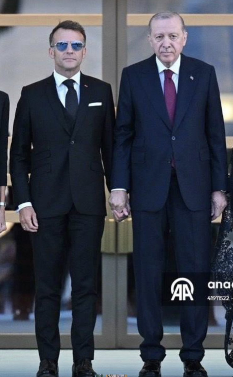 camille_moscow's tweet photo. 🇫🇷🇹🇷 MACRON HUMILIÉ PAR ERDOGAN : LE BAISE-MAIN QUI TOURNE AU FIASCO 

Au sommet de l’OTAN à Ankara, Emmanuel Macron a tenté un geste protocolaire maladroit en voulant embrasser la main d’Emine Erdoğan. La Première dame turque a ostensiblement retiré sa main, laissant le président français embrasser le vide. 

Selon des sources, Recep Tayyip Erdoğan aurait sévèrement recadré son homologue français en privé pour ce manque de respect des coutumes turques et musulmanes. 

Erdogan, maître dans l’art de marquer son territoire, n’a pas hésité pas à rappeler les règles du jeu en tenant fermement la main du président français comme à un petit gamin.
